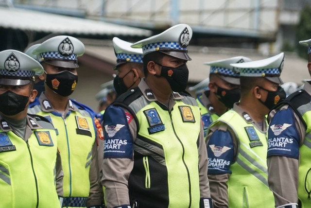 Anggota Dirlantas Polri Berbaris di Lapangan Presisi Polda Metro Jaya, Jakarta, Selasa (13/12). Foto: Iqbal Firdaus/kumparan