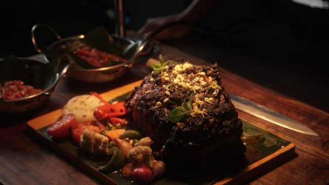 Steak rawon, hidangan spesial di Hari Natal. Foto: Amanah Nur Asiah/Basra