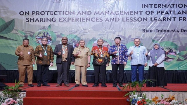 Workshop internasional tentang perlindungan dan pengelolaan ekosistem lahan gambut yang dihadiri para ahli dari 14 negara, digelar di Hotel Premiere Pekanbaru, Selasa (13/12). (Foto: Dok. Media Center Riau)