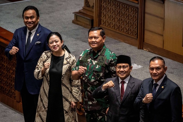 Ketua DPR Puan Maharani (kedua kiri) didampingi Wakil Ketua DPR Muhaimin Iskandar (kedua kanan), Rachmad Gobel (kir) dan Lodewijk Freidrich Paulus (kanan) berfoto bersama Calon Panglima TNI Laksamana TNI Yudo Margono (tengah). Foto: Aprillio Akbar/Antara Foto