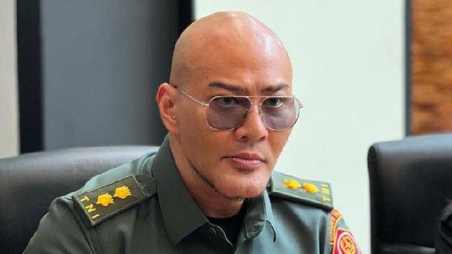 Deddy Corbuzier mengenakan seragam TNI dengan pangkat Letnan Kolonel Tituler. Instagram: Yasonna Laoly