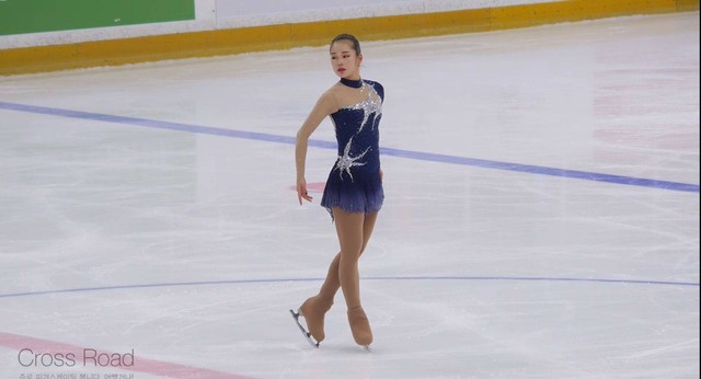 Mantan atlet ice skating asal Korea Selatan, Choi Won Hee beralih profesi menjadi dukun setelah dirasuki arwah sang nenek. Foto: YouTube/JewelskatersCross