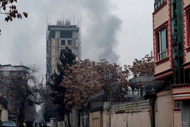 Asap mengepul dari lokasi serangan di Shahr-e-naw yang merupakan salah satu area komersial utama kota di Kabul, Afghanistan, Senin (12/12/2022). Foto: Wakil Kohsar/AFP