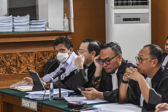 Terdakwa kasus pembunuhan Brigadir Yosua Hutabarat, Ferdy Sambo (kiri), mengikuti sidang lanjutan di PN Jakarta Selatan, Jakarta, Selasa (13/12/2022). Foto: Galih Pradipta/Antara Foto 