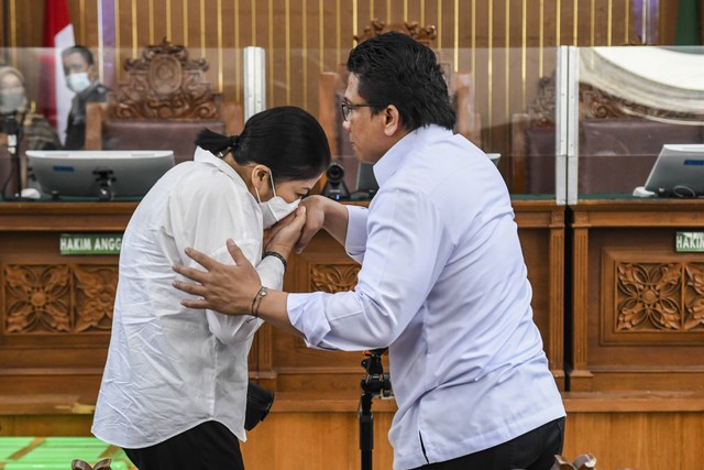 Terdakwa kasus pembunuhan Brigadir Yosua Hutabarat, Ferdy Sambo (kanan) bersalaman dengan istrinya yang juga terdakwa Putri Candrawathi (kiri) saat mengikuti sidang lanjutan di PN Jakarta Selatan, Jakarta, Selasa (13/12/2022). Foto: Galih Pradipta/Antara Foto 