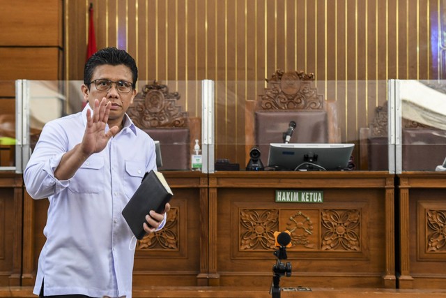 Terdakwa kasus pembunuhan Brigadir Yosua Hutabarat, Ferdy Sambo, mengikuti sidang lanjutan di PN Jakarta Selatan, Jakarta, Selasa (13/12/2022). Foto: Galih Pradipta/Antara Foto 