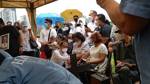 Suasana Pemakaman Remy Sylado, TPU Menteng Pulo, Jakarta Selatan, Selasa (13/12). Foto: Giovanni/kumparan