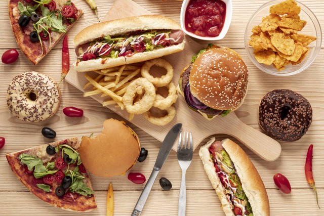 Ilustrasi Fast Food. Sumber : Freepik.com