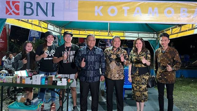 Foto bersama Kepala BP2MI Benny Rhamdani, Pemimpin BNI Wilayah 11 Suluttenggomalut Lodewyck Z.S. Pattihahuan, dan Pemimpin BNI Kantor Cabang Kotamobagu Gracia Karamoy di stand BNI pada acara malam hiburan dalam rangka Migrant Day 2022 di Kotamobagu