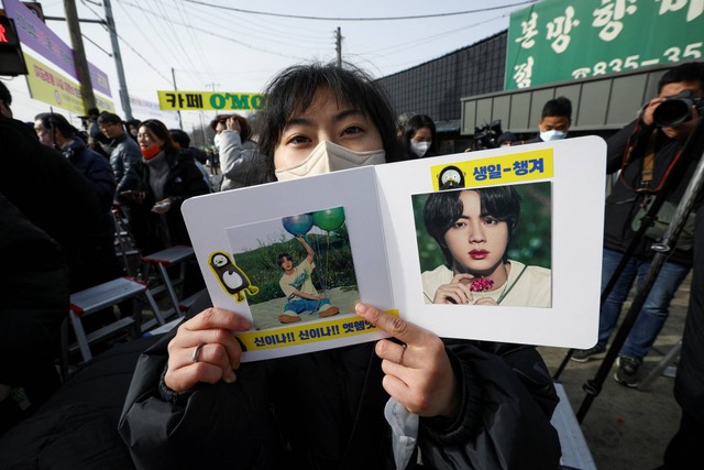 Fans menunggu kedatangan Jin BTS, di luar kamp pelatihan tentara Korea Selatan dekat zona demiliterisasi yang memisahkan kedua Korea, di Yeoncheon, Korea Selatan, Selasa (13/12/2022). Foto: Heo Ran/REUTERS