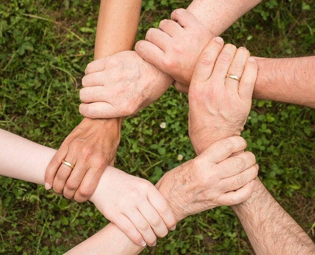 Foto tangan yang saling memegang, menggambarkan kepercayaan. Sumber: https://pixabay.com/photos/team-spirit-teamwork-community-2447163/