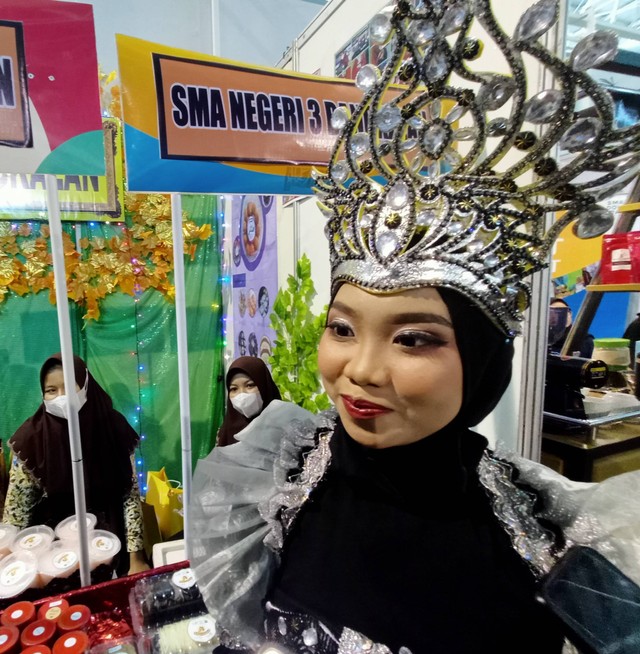 Siti Rodiyah, siswi SMAN 3 Bangkalan usai menerima penghargaan di ajang Festival Millennial Entrepreneur Awards (MEA) 2022. Foto-foto: Masruroh/Basra