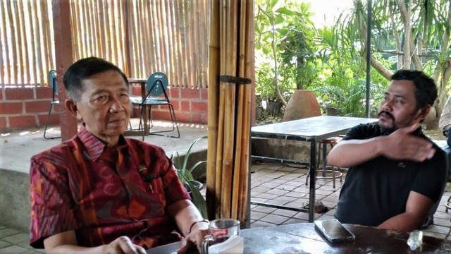 Made Mangku Pastika (kiri) saat berdialog dengan wrtawan di Kubukopi, Denpasar, Bali - IST