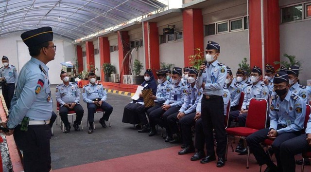 Gambar Petugas Lapas Narkotika Jakarta (foto : Fadly Junadata)