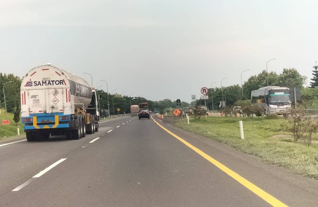 Pengguna jalan melintas di ruas jalan tol Cipali.(Juan)