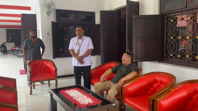 Wali Kota Blitar Santoso saat ditemui di rumah dinas menjelaskan kronologi kejadian perampokan. Foto: Dok. Istimewa