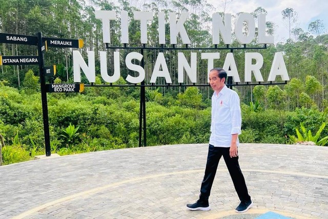 Presiden Jokowi meninjau pembangunan infrastruktur kawasan Ibu Kota Nusantara (IKN), di Kabupaten Penajam Paser Utara, Provinsi Kalimantan Timur, pada Selasa (25/10/2022). Foto: Laily Rachev/Biro Pers Sekretariat Presiden