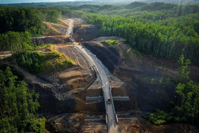 Foto udara proses pembangunan jalan lingkar Sepaku segmen 2 di lokasi Ibu Kota Negara (IKN) Nusantara Kabupaten Penajam Paser Utara, Kalimantan Timur, Selasa (4/10/2022). Foto: Rivan Awal Lingga/ANTARA FOTO