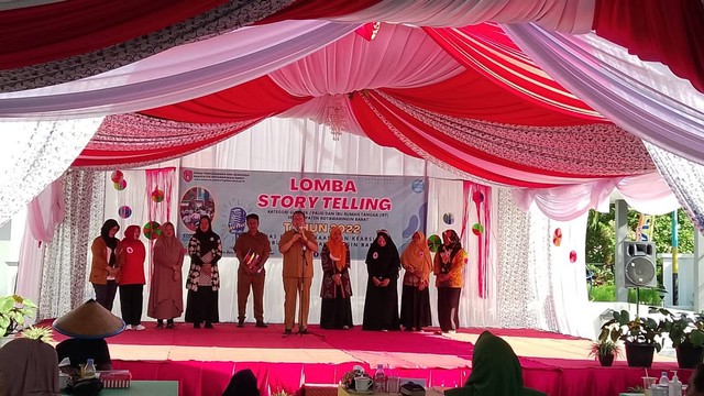 Kepala DISPURSIP Kotawaringin Barat, Rosihan Pribadi membuka kegiatan lomba Story Telling. Foto: DISPURSIP Kobar