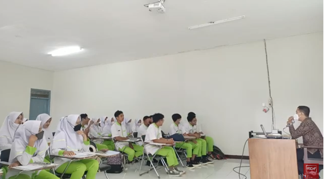 Dosen Spesialis Medikal Bedah "Prima Trisna Aji" ketika mengajar dikelas Pendidikan kesehatan bagi lansia dan dewasa/Foto : youtube source