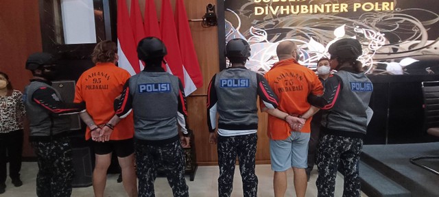 Polri pulangkan 2 buronan Interpol ke Ceko yang terlibat kasus penipuan dan penggelapan Rp 57 miliar. Foto: Denita br Matondang/kumparan