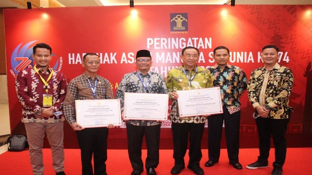 Pemerintah Kabupaten Siak usai menerima penghargaan sebagai Kabupaten Peduli HAM dari Kemenkumham di Jakarta, Senin (12/12) (Dok. Istimewa)