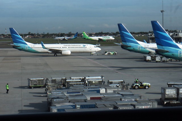 Aktivitas pergerakan pesawat di Bandara Soekarno Hatta, Tangerang, Banten, Selasa (13/12/2022).  Foto: Yulius Satria Wijaya/Antara Foto