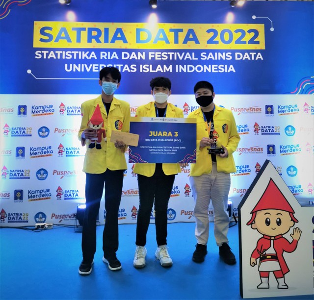 Tim Fasilkom UI: Nyoo Steven Christopher, Made Swastika Nata Negara, dan Eko Julianto raih juara ketiga Big Data Challenge di ajang Satria Data 2022. Dok: Humas Fasilkom UI