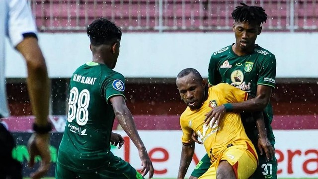 Pertandingan antara Persebaya vs Persik di Liga 1 di Stadion Maguwoharjo, Sleman, Selasa (13/12/2022). Foto: Instagram/@persikfcofficial