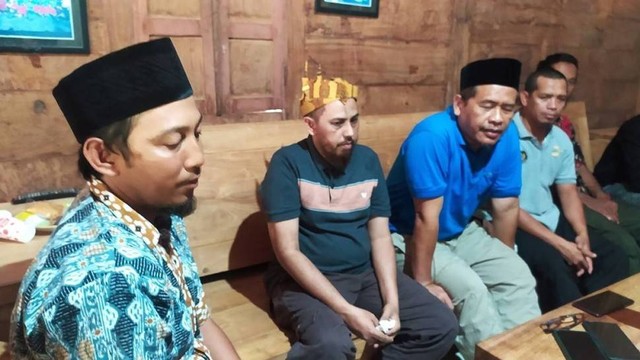 Umar Patek Kenakan Belangkon Kunjungi Kampung Halaman Amrozi di Lamongan