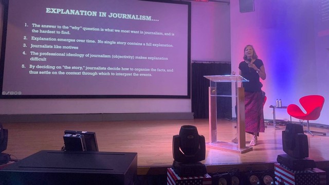 Paparan Profesor Media, Public Affairs, dan International Affairs George Washington University dalam Sesi 'Who, Me? Biased? Combating Unconscious Bias in Journalism' pada Selasa (13/12/2022). Foto: Thalitha Avifah Yuristiana/kumparan