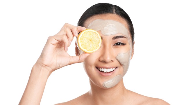 Ilustrasi perempuan memakai lemon untuk skin care alami. Foto: Pixel-Shot/Shutterstock