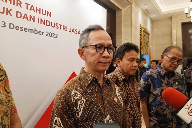 Ketua Dewan Komisioner OJK Mahendra Siregar ditemui di sela Dialog Akhir Tahun dengan Industri Jasa Keuangan di Semarang, Selasa (13/12/2022). Foto: Akbar Maulana/kumparan