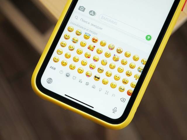 Ilustrasi tampilan emoji di iOS. Foto: Unsplash.com/Denis Cherkashin