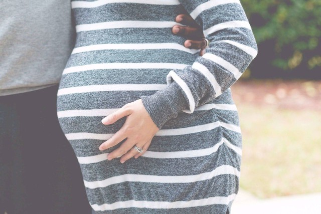 Ilustrasi perbedaan kehamilan ektopik dan kehamilan normal. Foto: Pexels 