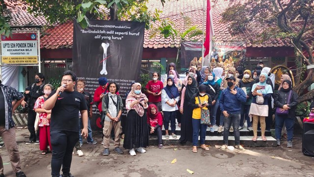 Puluhan mahasiswa bergabung dengan orang tua siswa melakukan aksi di Depan SDN Pondok Cina 1, Kota Depok. Dok Istimewa