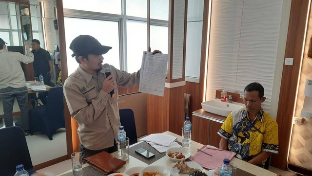 Kepala Teknis Tambang PT NAL menunjukkan laporan pengawas operasional tambang saat melakukan pengecekan kandungan gas beberapa jam sebelum ledakan, dalam laporan itu dinyatakan tidak ada kandungan gas berbahaya, Selasa (13/12/2022). Foto: Ariyanti/Langkan. 