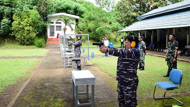 Korps Wanita TNI dan Polwan bertanding pada ekshibisi menembak pistol yang diselenggarakan Lantamal VIII Manado.