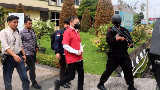 Polisi saat menyerahkan bos judi online Apin BK ke Kejari Medan, Selasa (13/12/2022). Foto: Dok. Istimewa