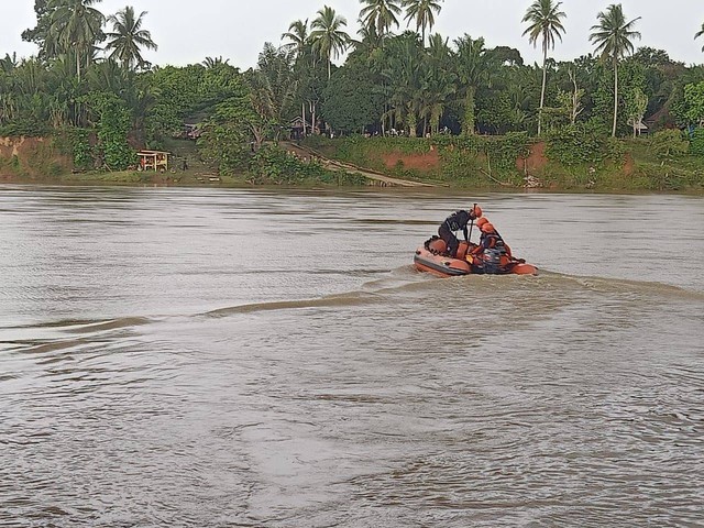 Tim SAR mencari 2 bocah yang tenggelam di sungai, Tebo, Jambi. (Foto: Dok Basarnas Jambi)