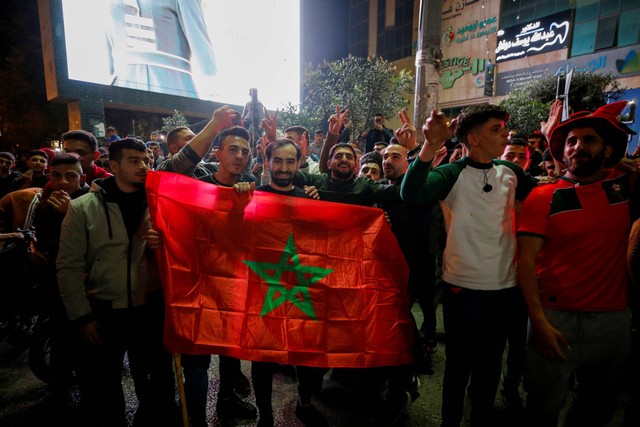 Palestina merayakan kemenangan bersejarah atas Portugal dalam pertandingan Piala Dunia FIFA 2022, di Tepi Barat di Hebron, di Tepi Barat yang diduduki Israel 10 Desember 2022. Foto: Mussa Qawasma/REUTERS