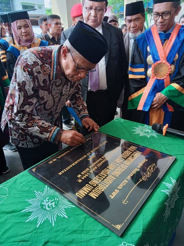 Penandatanganan Prasasti Oleh Ketua Umum PP Muhammadiyah. Sumber Kehumasan UMMU