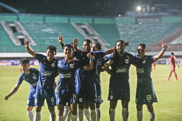 Selebrasi pemain PSIS Semarang Riyan Ardiansyah (ketiga kiri) melakukan selebrasi bersama rekannya usai mencetak gol ke gawang Persija Jakarta pada pertandingan Liga 1 di Stadion Maguwoharjo, Sleman, DI Yogyakarta, Selasa (13/12/2022).  Foto: Hendra Nurdiyansyah/ANTARA FOTO