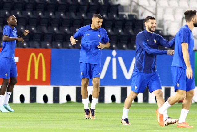 Pemain Timnas Prancis mengikuti latihan jelang laga melawan Maroko pada pertandingan semifinal Piala Dunia 2022 Qatar di Stadion Al Sadd SC, Doha, Qatar. Foto: Ibraheem Al Omari/REUTERS