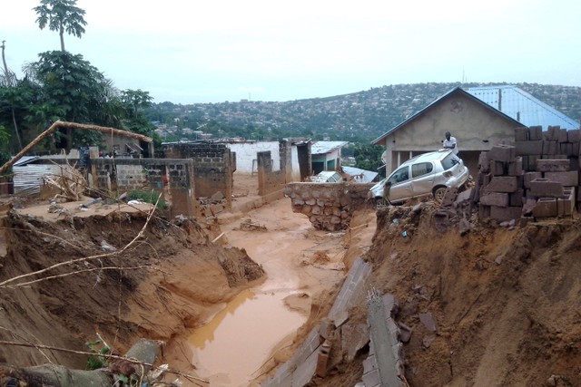 Kondisi usai banjir dan tanah longsor, di pinggiran Kinshasa, Republik Demokratik Kongo. Foto: Stringer/REUTERS