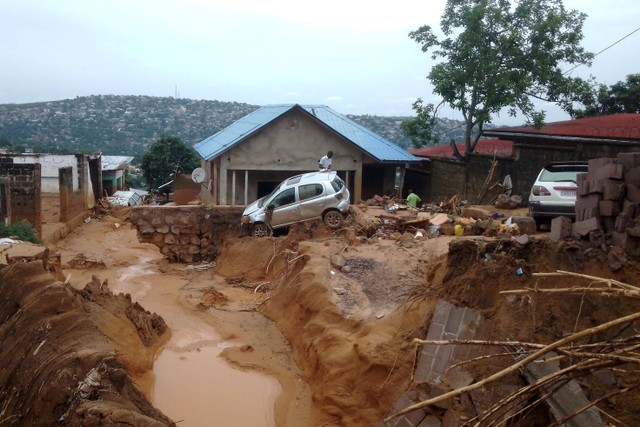 Kondisi usai banjir dan tanah longsor, di pinggiran Kinshasa, Republik Demokratik Kongo. Foto: Stringer/REUTERS