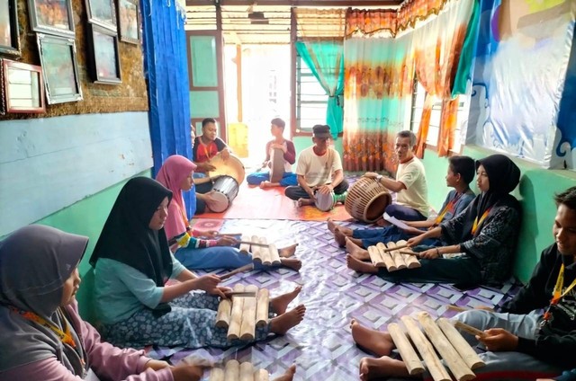 Sejumlah anak remaja sedang berlatih Senandung Jolo di Sanggar Mengorak Silo, Kumpeh Ilir, Kabupaten Muaro Jambi, Provinsi Jambi. Foto: Dok. Istimewa