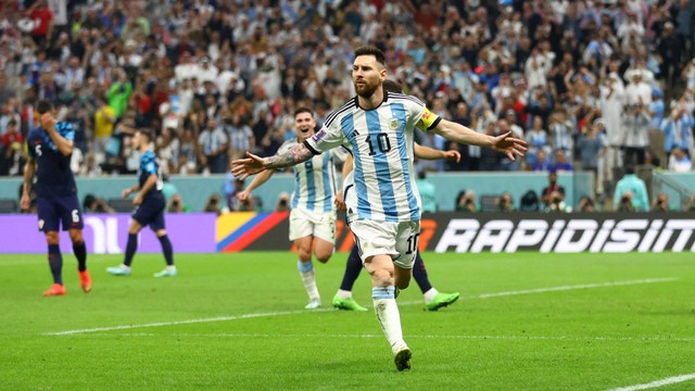 Selebrasi pemain Timnas Argentina Lionel Messi usai mencetak gol ke gawang Timnas Kroasia pada pertandingan semifinal Piala Dunia 2022 Qatar di Stadion Lusail, Lusail, Qatar. Foto: Carl Recine/REUTERS