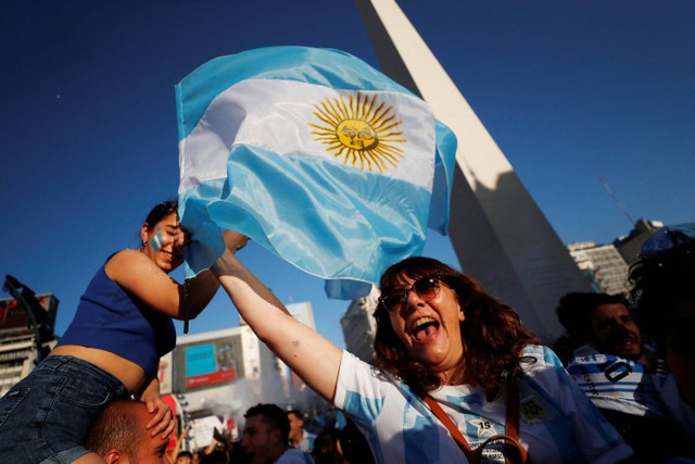 Fan Argentina merayakan kemenangan atas Kroasia dan memastikan lolos ke final Piala Dunia 2022 Qatar di Buenos Aires, Argentina. Foto: Agustin Marcarian/REUTERS