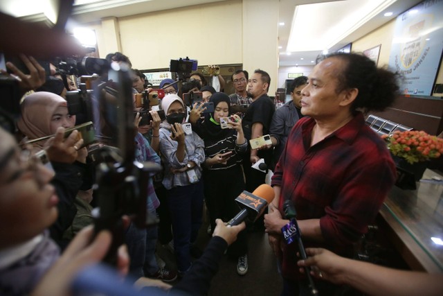 Pengacara Deolipa Yumara saat memberikan keterangan pers terkait kasus pencemaran nama baik oleh Feni Rose di Polres Jakarta Selatan, Jakarta, Selasa, (13/12/2022). Foto: Agus Apriyanto